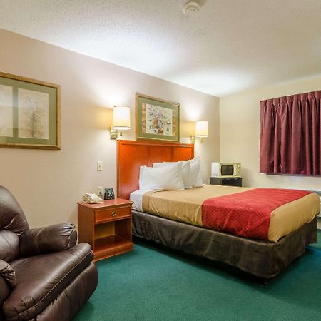 Rodeway Inn Mitchell Bagian luar foto