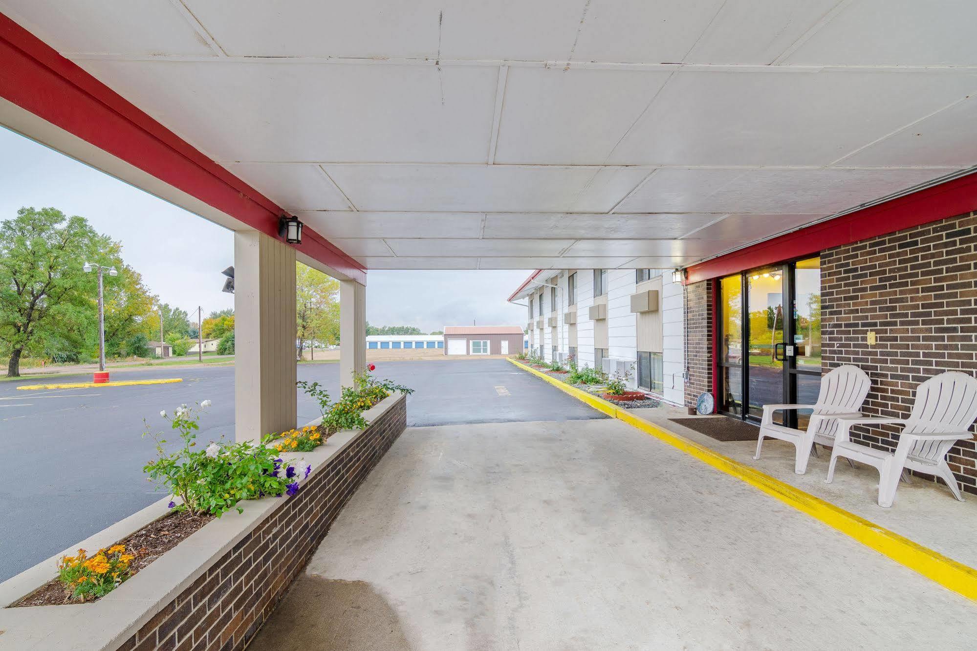 Rodeway Inn Mitchell Bagian luar foto